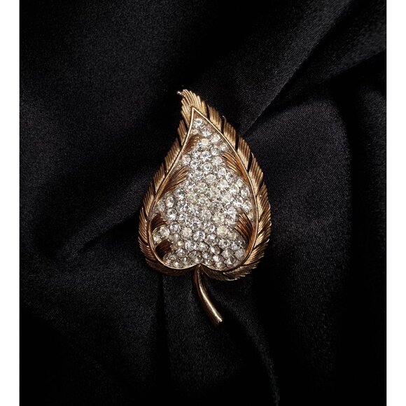Vintage 1950s TRIFARI Signed Gold-Tone Leaf Brooch With Rhinestone Accents - Picture 2 of 6